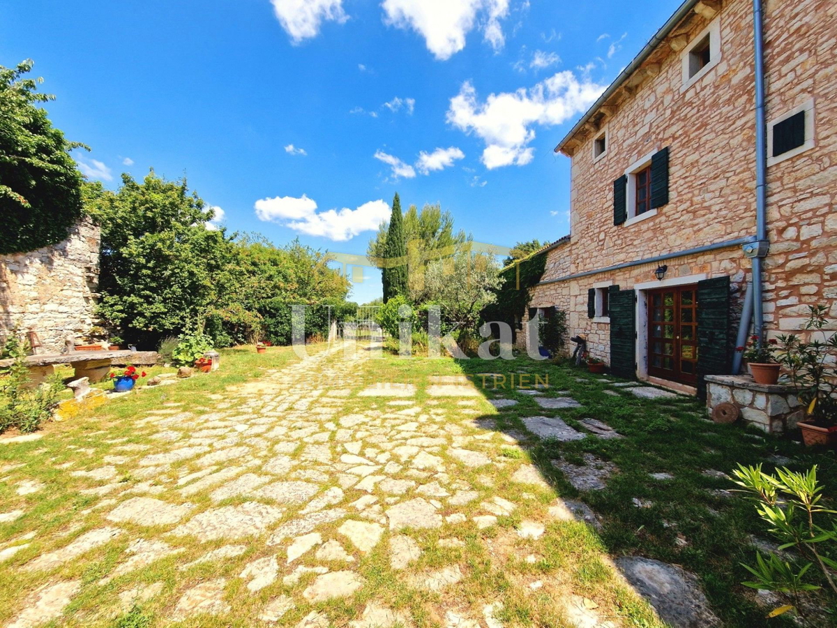 Autentica proprietà con casa in pietra e ampio terreno